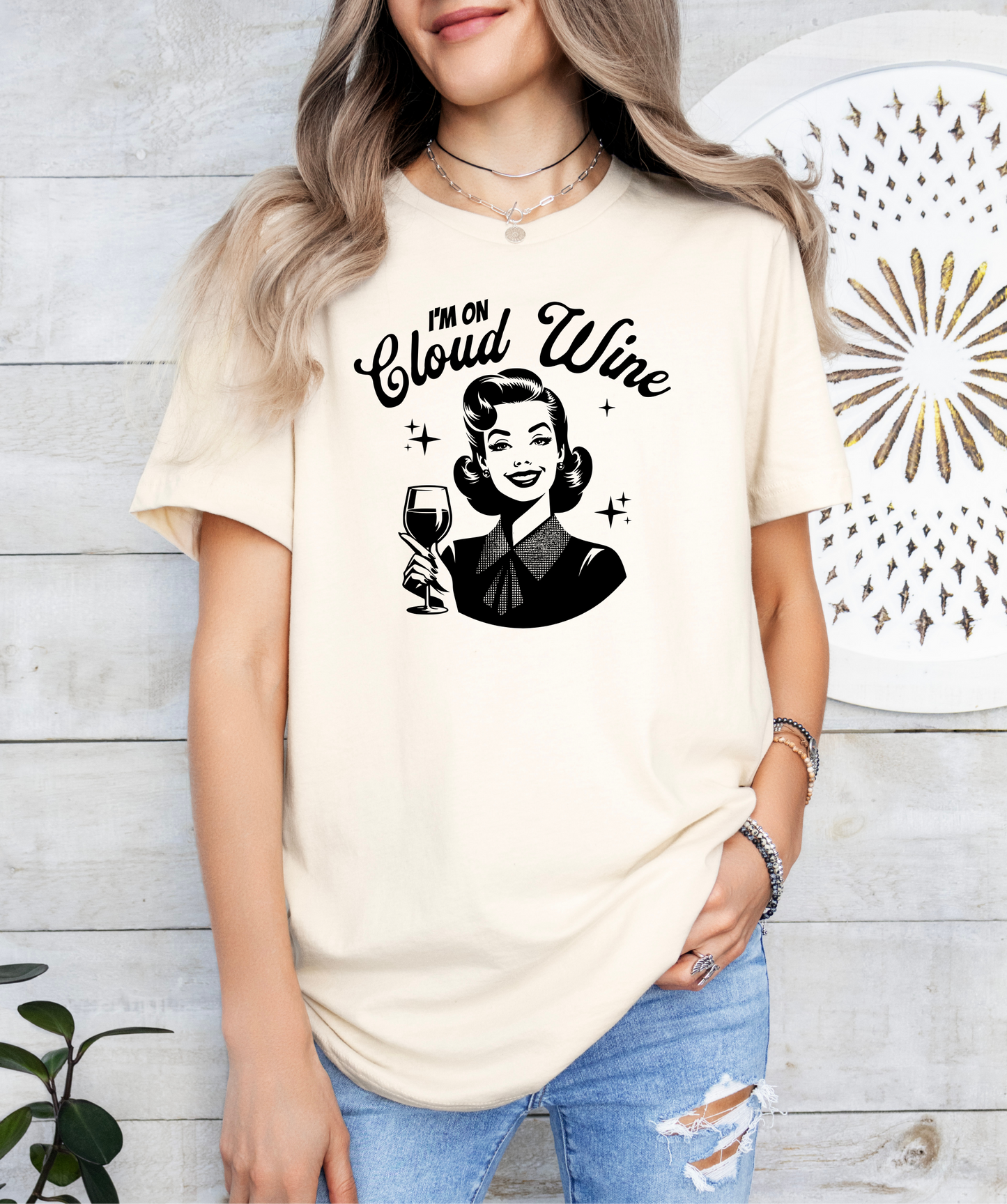 a woman wearing a t - shirt that says, i'm on blo